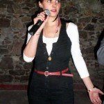 Hande Soral singing