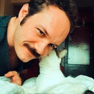 a kiss Deniz Celiloglu's cat