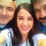 Ozge Gurel friend selfy