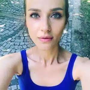 irem helvacioglu street selfy