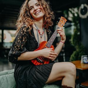 Asli Bekiroglu playing ukulele