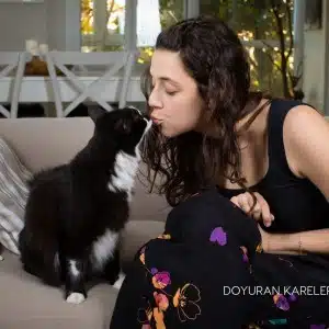 Melis birkan shooting with cat