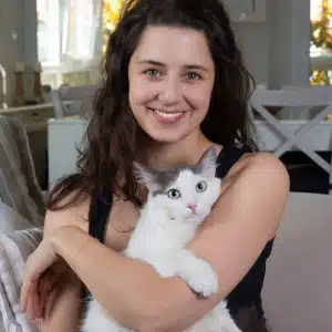 Melis birkan with white cat