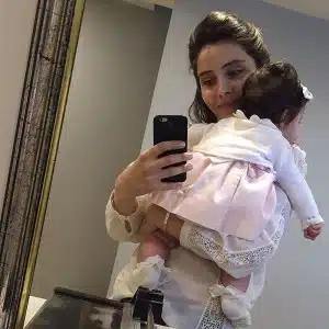 Nur Fettahoglu selfy with her baby
