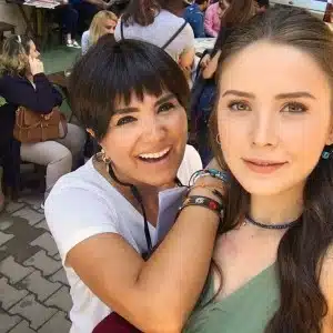 Selin Sezgin selfy with actress friend