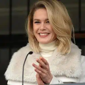 Burcu Biricik as Dila