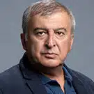 Huseyin Avni Danyal as Metin Kaya