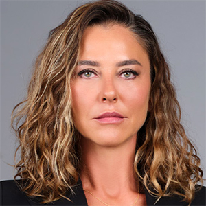 Ece Uslu as Sumru Sansalan