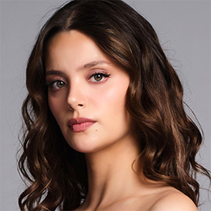 Leyla Tanlar as Sevilay