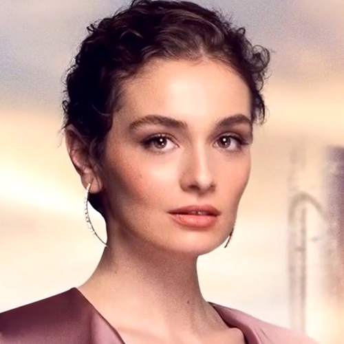 Serra Ariturk as Alev Parlak